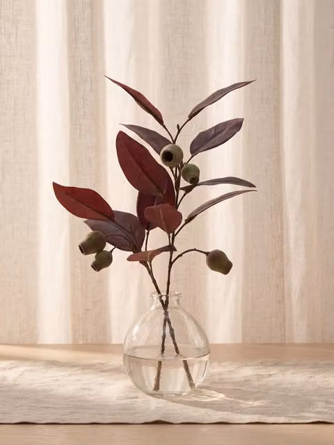 Fiore artificiale Lyptus bordeaux di Kenay Home con dettagli rossi e bianchi