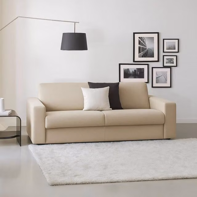 Divano a 3 posti Larimar TALAMO ITALIA in tessuto beige con braccioli slim, L: 200 cm, H: 90 cm, P: 95 cm