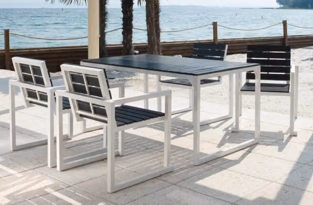 Set da Giardino Ranieri Quick composto da Tavolo Rettangolare e 4 Sedie in Alluminio Verniciato a Polvere Disponibile in Bianco o Nero