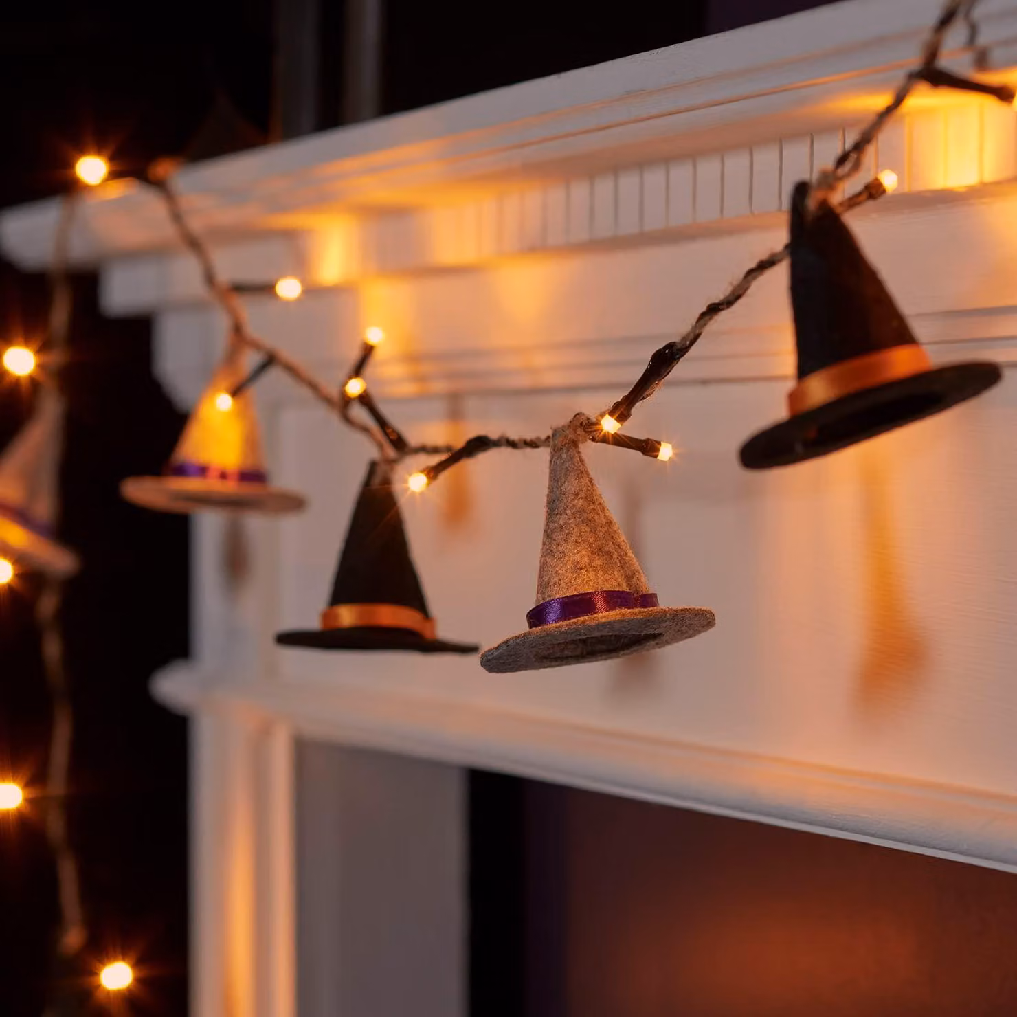 Catena luminosa con 20 luci a LED a forma di cappello da strega, realizzata in feltro, con timer, lunghezza 230 cm