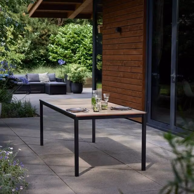 Tavolo da esterno Sarnia DMORA, piano da pranzo rettangolare per giardino e terrazzo, Rovere e Antracite, L: 159 cm, P: 95 cm, H: 75 cm
