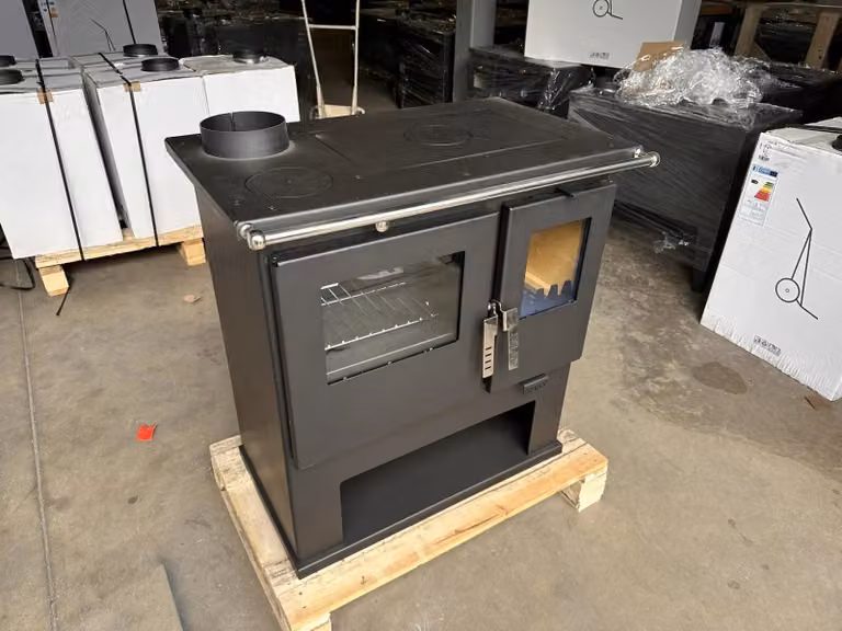 Cucina a legna Verso CS 7,7 kW | stufa a legna con forno, piastra e scomparto per la legna a sinistra