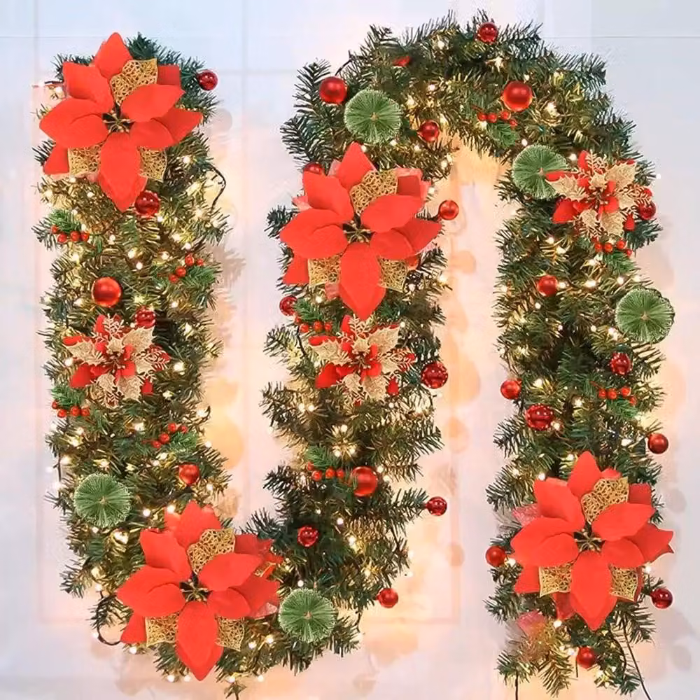 Ghirlanda natalizia a LED – 2,7 metri – Alimentata a batteria (batterie non incluse) – con fiori rossi, palline, bacche e rami di pino – ideale per porte, scale, pareti, camini