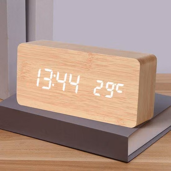 Display digitale in legno con cifre LED ben visibili e indicatore di temperatura.