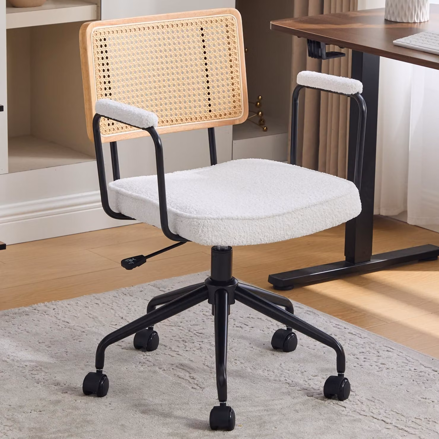 Sedia da ufficio in stile chenille, con schienale intrecciato, braccioli e rotelle, color avorio