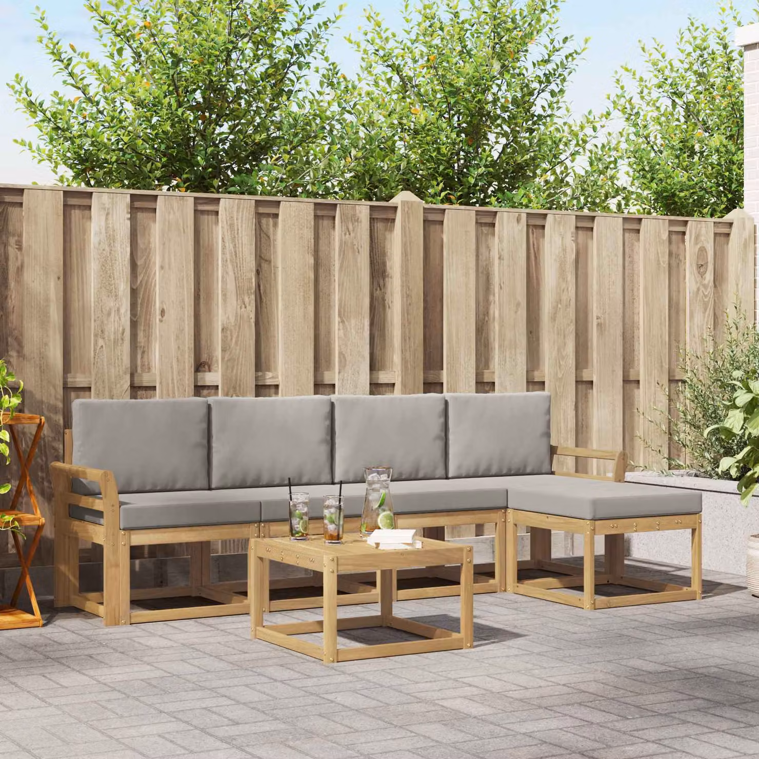 Set di divani da esterno vidaXL a forma di L composto da 6 pezzi con tavolo da caffè e pouf, in legno di acacia e tessuto bianco e grigio