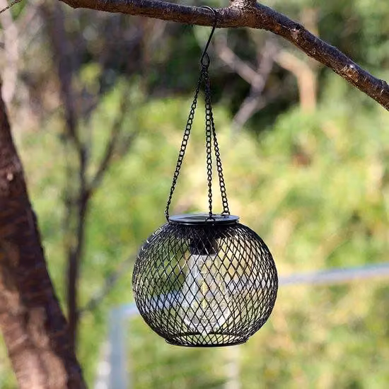 Lampada solare sospesa in metallo nero, impermeabile, per esterni, adatta per giardini, terrazze, vialetti e verande.