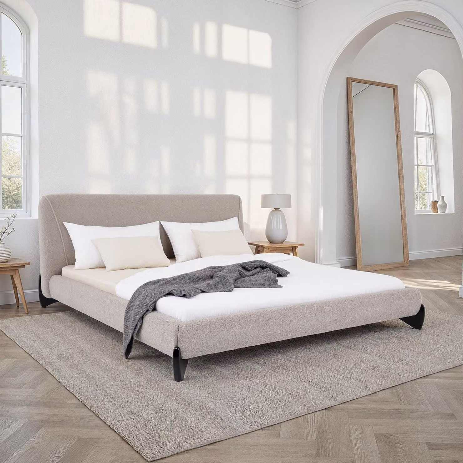 Letto imbottito PATERNA imbottito 180 x 200 cm, grigio - letto matrimoniale moderno con robusta rete a doghe in legno, rivestimento in tessuto bouclé e gambe in legno Design Mid Century