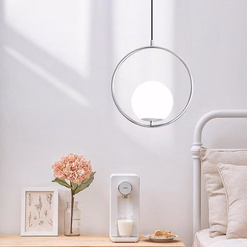 Lampada a sospensione nordica da soffitto, in alluminio cromato, diffusore a globo in vetro E27, ideale per soggiorni eda pranzo