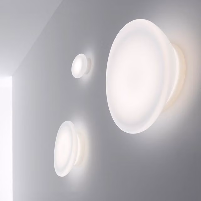 Applique LED Stilnovo Dynamic bianca con vetro trasparente e design moderno a cupola per illuminazione a parete verso il basso