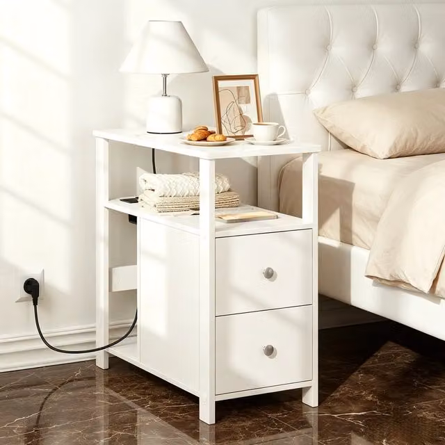 Tavolino da divano con presa 2 AC e 2 USB due cassetti ripiani aperti in legno bianco 60 × 60 × 30 cm