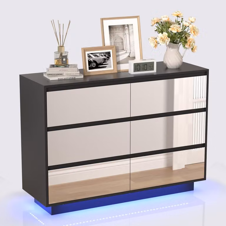 Mobiletti contenitori: * Specchiera con illuminazione a LED * Comodino con 6 cassetti, dimensioni 100 x 34 x 72,5 cm, colore nero