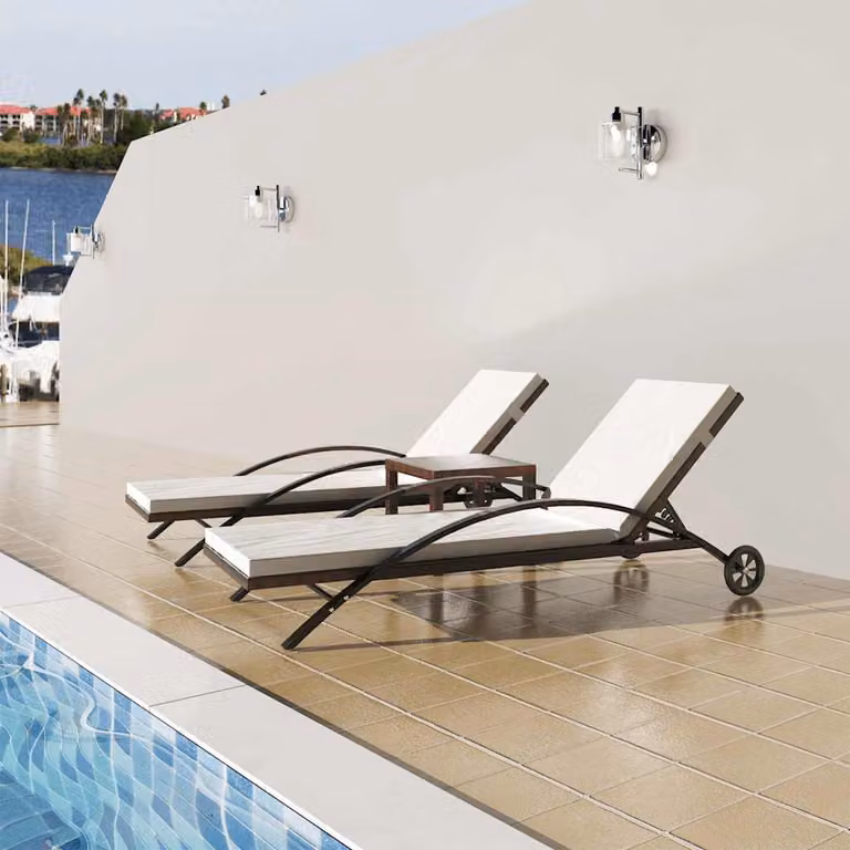 Set di lettini prendisole con tavolino vidaXL in polyrattan marrone e bianco con poggiatesta regolabile e ruote