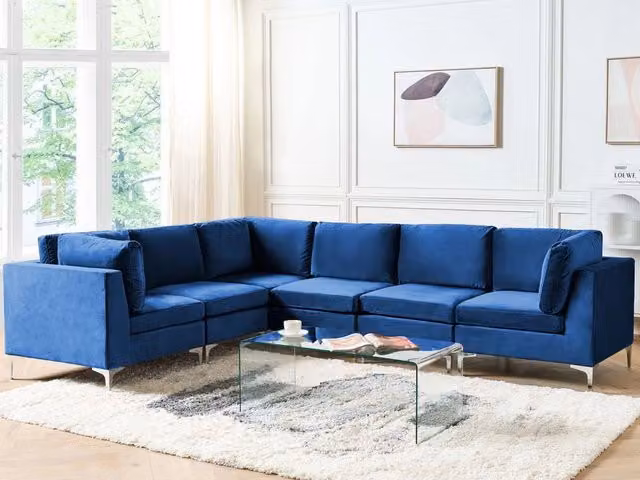 Divano componibile ad angolo versione destra in velluto blu marino 6 posti a forma di L con gambe in metallo argento stile glamour