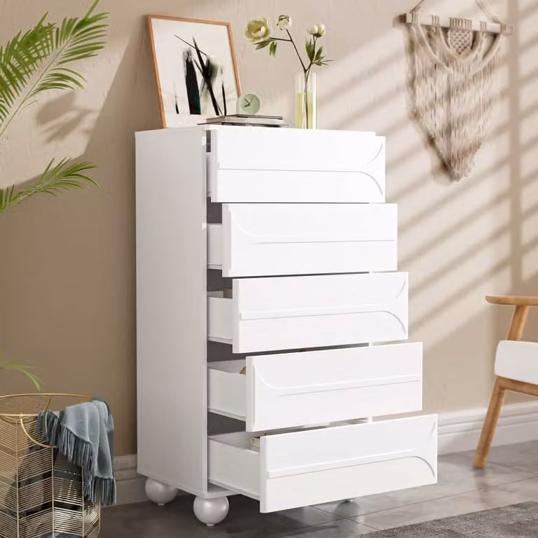 Cassettiera AIORBER, con motivo a rilievo curvo, 5 cassetti, piedini in metallo laccato opaco, PB & MDF, per camera da letto e soggiorno, 60x40x109 cm, bianco