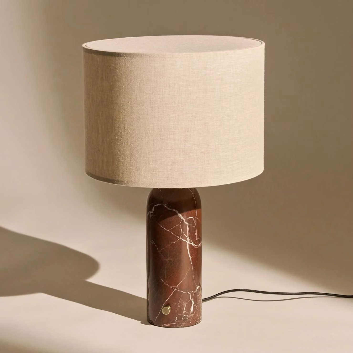 GUBI Lampada da tavolo Gravity Small, dimmerabile, Rosso, Soggiorno / Sala da pranzo, Pietra, Design, Lampada da tavolo