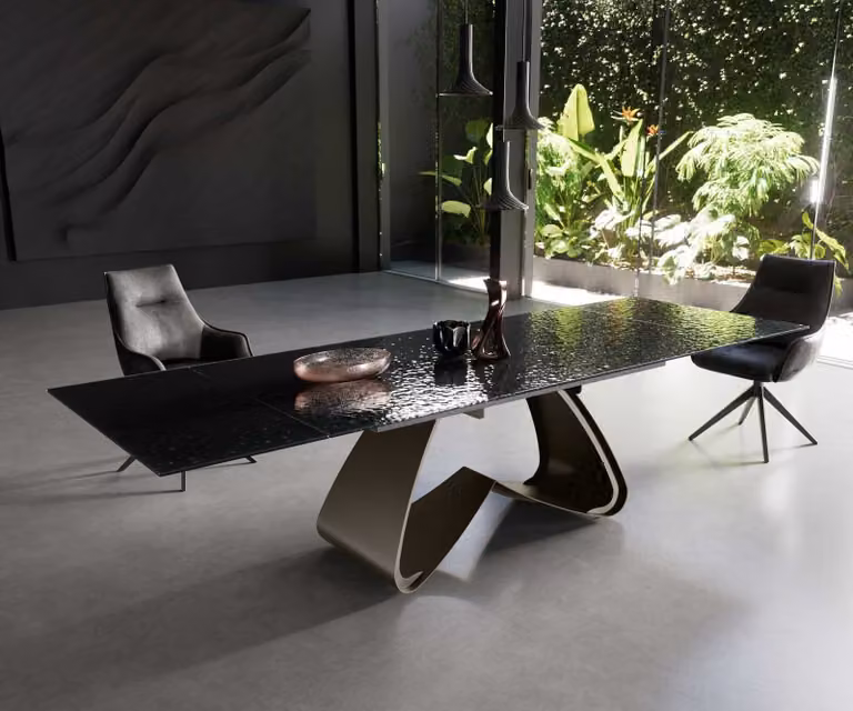 DELIFE Tavolo da pranzo Edge, 200-300x100 cm, piano in vetro effetto "relief" nero fumo, design 3D, struttura a forma di "W", finitura effetto titanio, allungabile