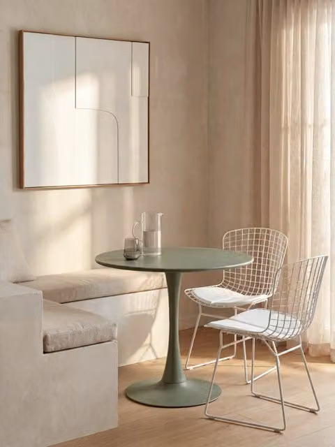 Numa tavolo da pranzo rotondo Kenay Home verde con base in metallo e finitura opaca, diametro 80 cm