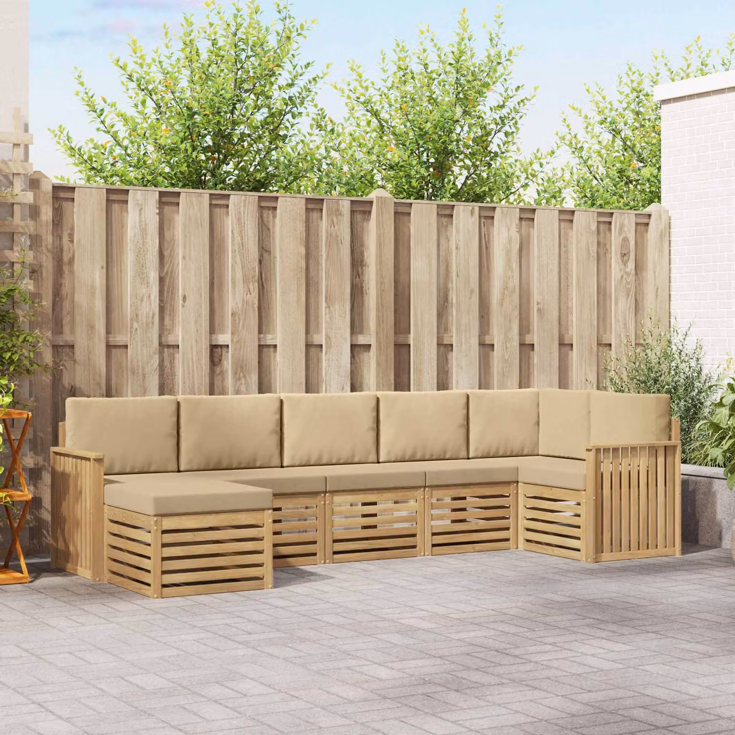 Set di divani da esterno vidaXL a forma di L composto da 7 pezzi in legno di acacia con cuscini, colore bianco e beige