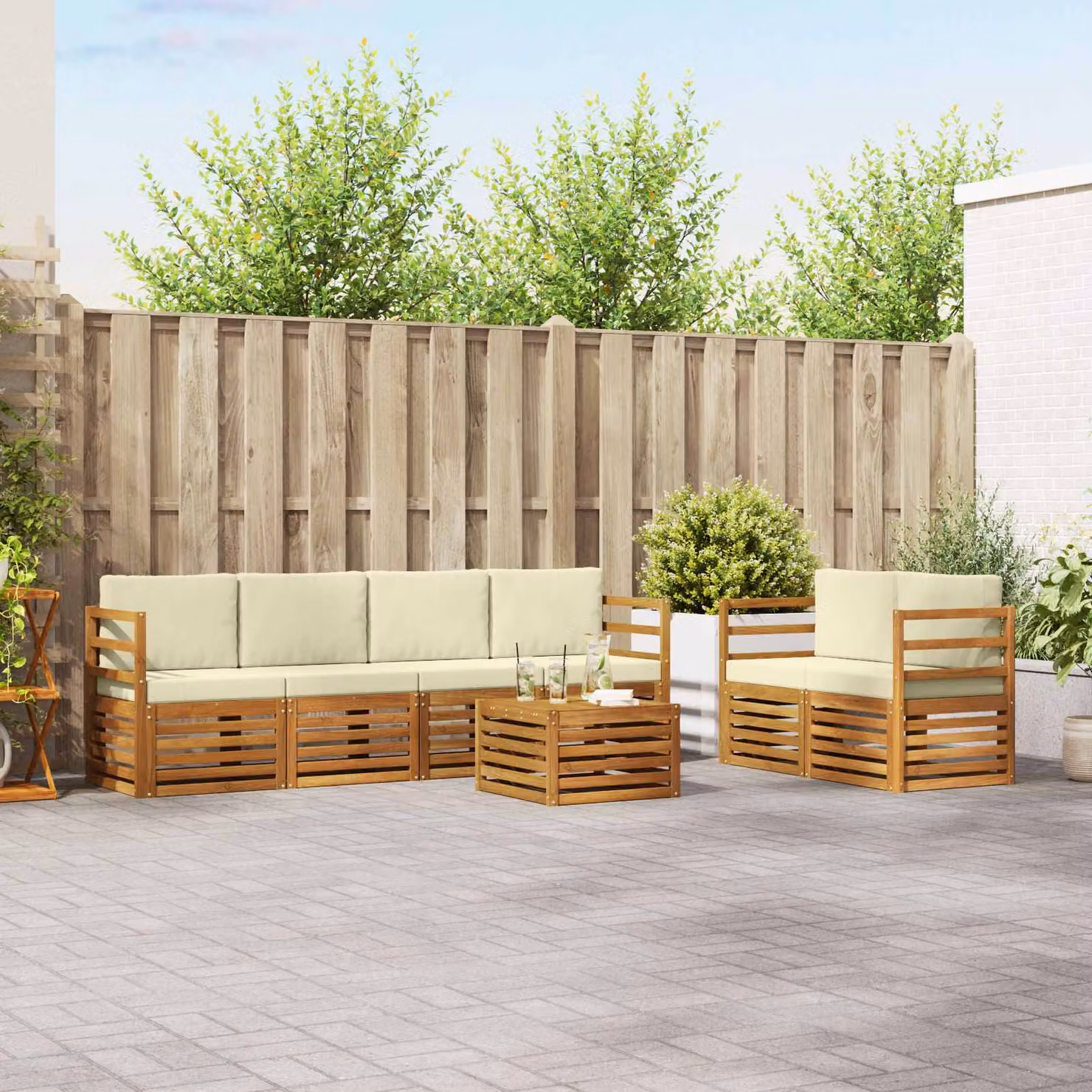 Set di divani da esterno vidaXL 7 pezzi in legno di acacia con cuscini beige e bianchi per giardino e terrazza