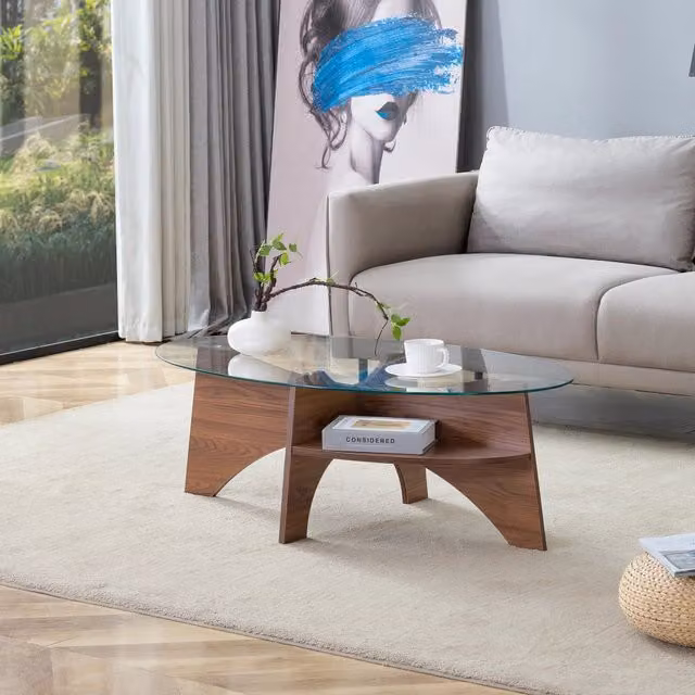 Tavolino ovale in vetro di sicurezza ¨C 104,9 x 60 cm, struttura con finitura noce, elementi a scomparti disposti diagonalmente e ripiano portaoggetti