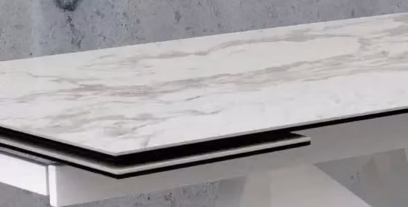 Tavolo estensibile Mobili 2G con piano in ceramica effetto marmo bianco e struttura in metallo, L: 160 cm, P: 90 cm, H: 76 cm (aperto fino a 240 cm)