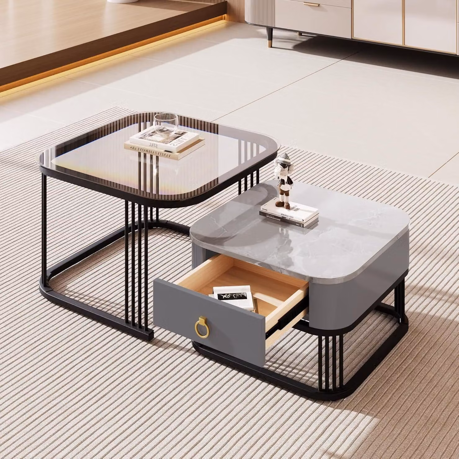Set di 2 tavolini quadrati, tavolino da salotto lucido con aspetto marmoreo e piano in vetro, tavolino moderno con spazio di archiviazione, per soggiorno, balcone e ufficio, grigio e nero