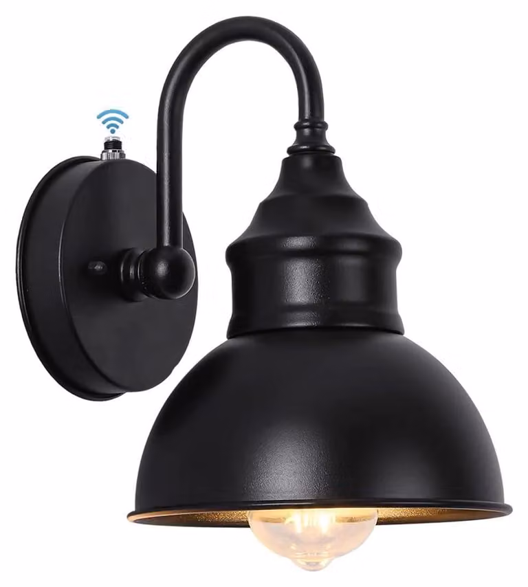 Lampada da esterno con sensore di luminosità, colore nero, realizzata in metallo, attacco E27, grado di protezione IP44