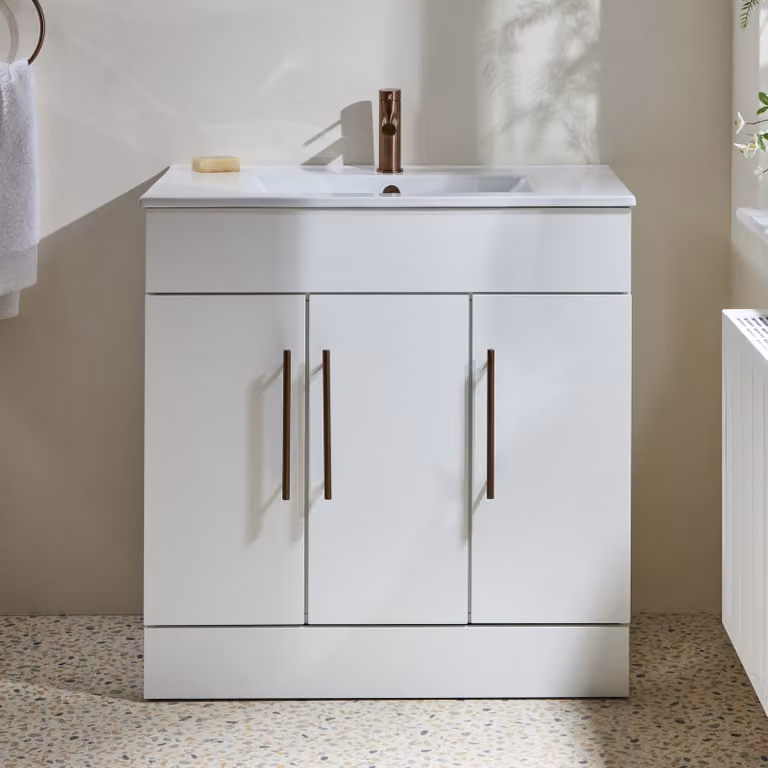 Mobile Bagno a Terra Bianco da 810mm con Lavabo e Maniglie con Barra a T in Bronzo Satinato - Cluo