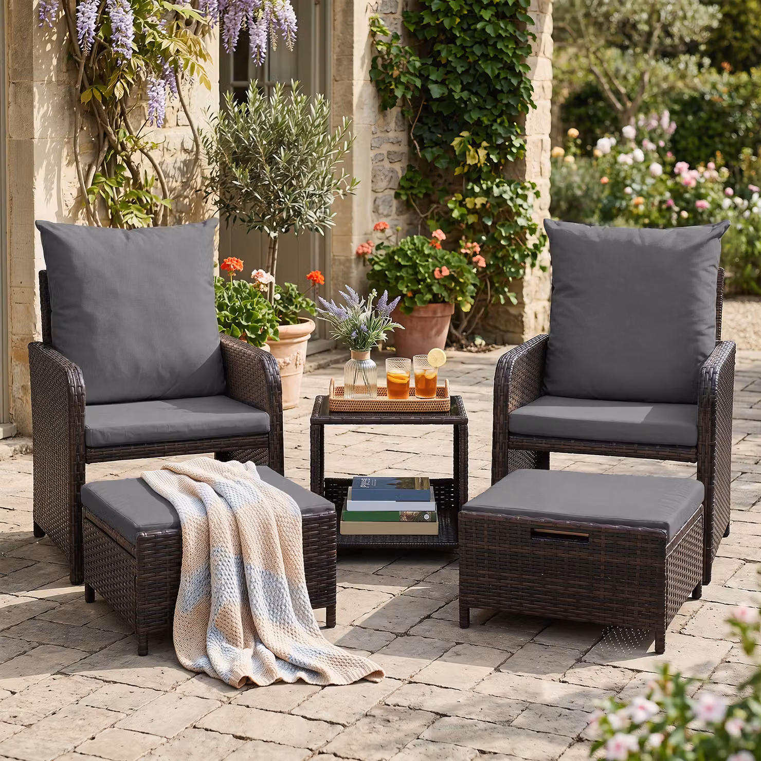 Set salotto da esterno Costway in rattan grigio con tavolino in vetro, 2 poltrone e 2 pouf con cuscini morbidi