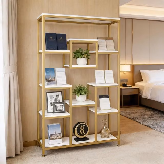 Libreria geometrica a 11 ripiani in metallo e legno oro e bianco