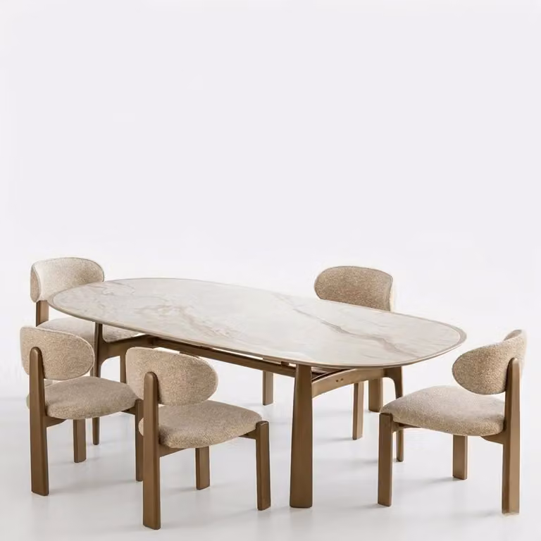 Set per sala da pranzo in stile moderno, con sedie imbottite beige e struttura in legno