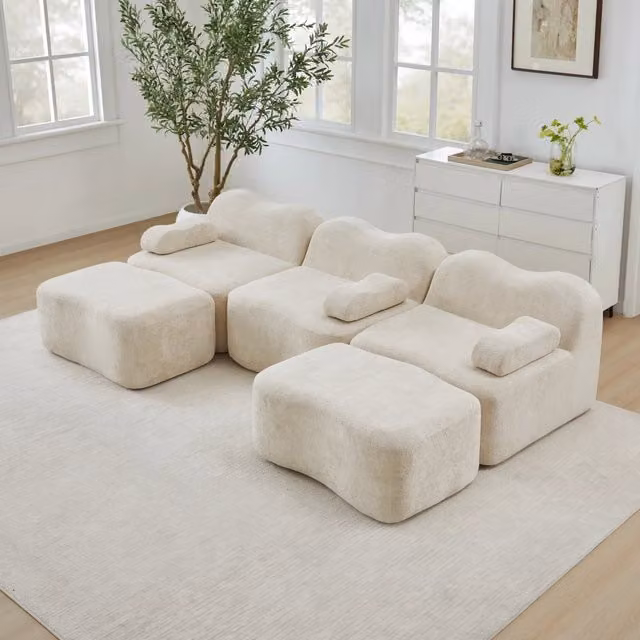 Divano panoramico modulare Mivray in velluto beige con pouf coordinato, configurabile a U o L per il tuo soggiorno