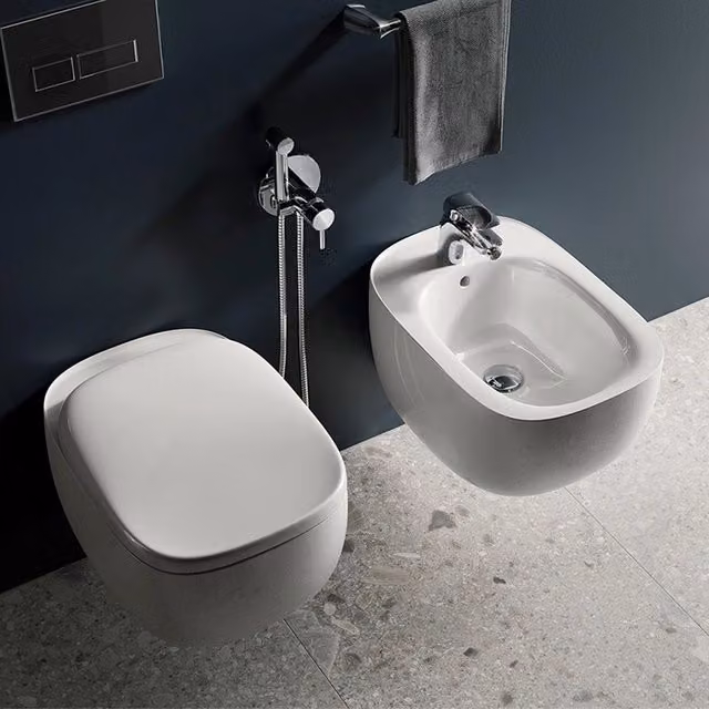 Coppia di sanitari sospesi Rak Illusion in ceramica bianco lucido con sedile soft-close
