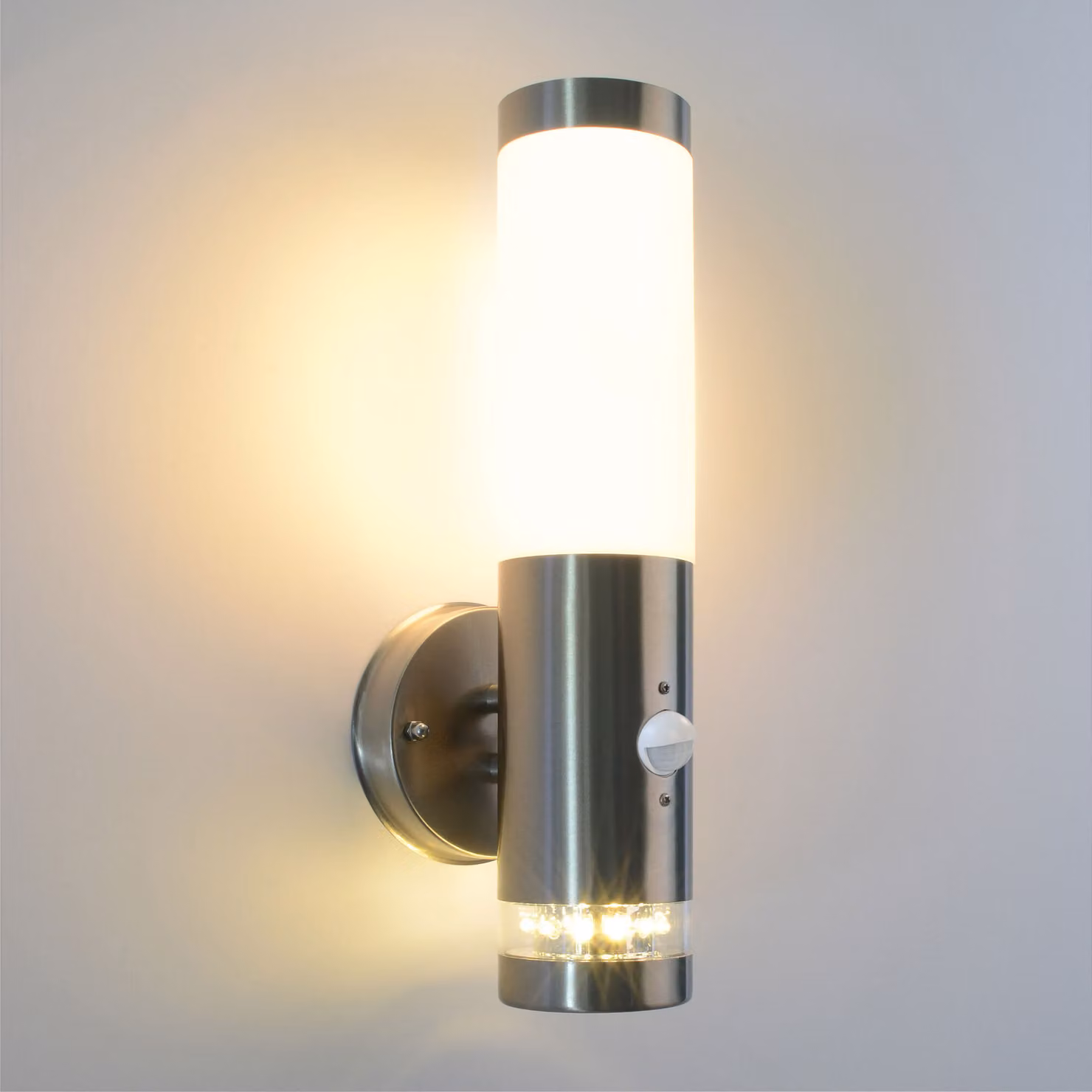 Eleganza ed efficienza per gli spazi esterni: applique da esterno a LED 232A21 in acciaio inossidabile con sensore di movimento