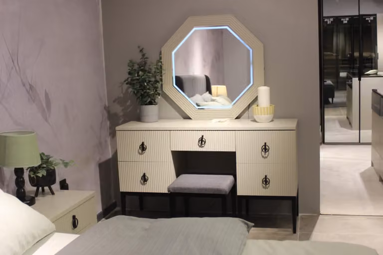Praktisch Modern und Schlafzimmer Schminktisch mit Spiegel und Hocker