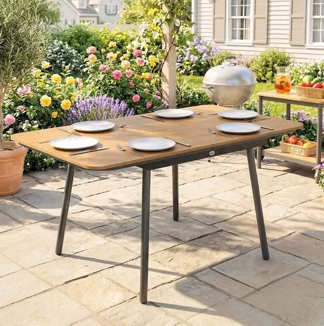 Tavolo da giardino 140 x 80 cm in WPC effetto teak per 6 persone