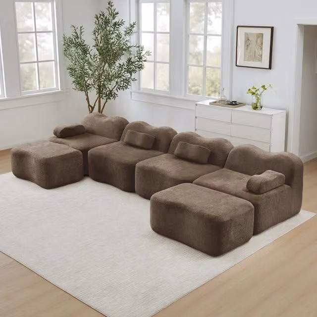 Divano panoramico modulare a U Mivray in velluto marrone con pouf coordinato e struttura reversibile per il tuo soggiorno