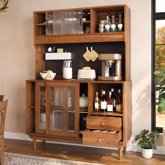 Credenza da cucina con 4 ante scorrevoli in vetro rigato; ripiani aperti; colore noce; 117 cm