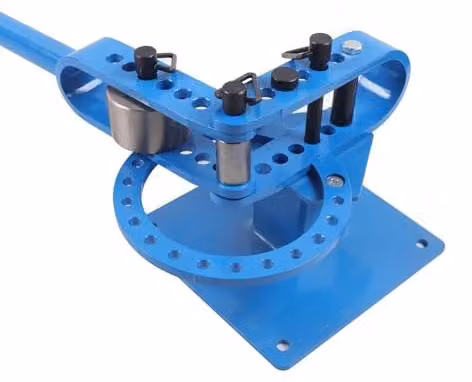 Curvatore per tubi. Curvatore manuale per tubi con 7 matrici, da 25 a 75 mm. Spessore massimo del tubo: 8 mm. Macchina per piegare tubi in acciaio strutturale