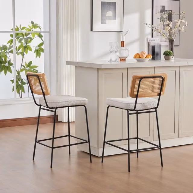 Sgabello da Bar Design Minimal in Velluto Chenille con Schienale in Rattan e Gambe in Metallo, Colore Avorio