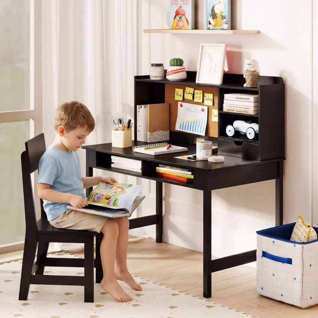 Set scrivania e sedia in legno per bambini con bacheca in sughero e cassetto, postazione computer con pensile e ripiani aperti per cameretta, Nero – 2