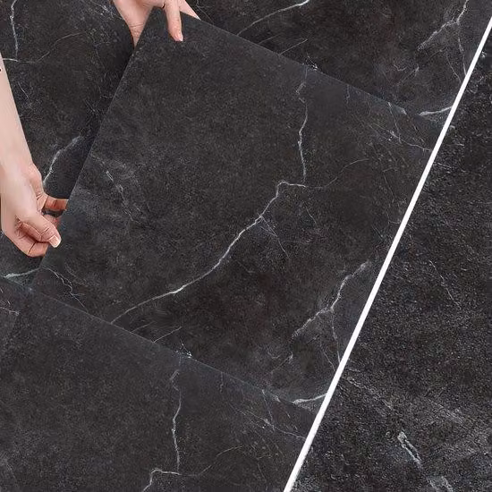 Set di laminati in PVC autoadesivi (44 pezzi, 4 m²), impermeabili e resistenti agli strappi, per cucina, soggiorno e balcone, nero, 30 x 30 cm