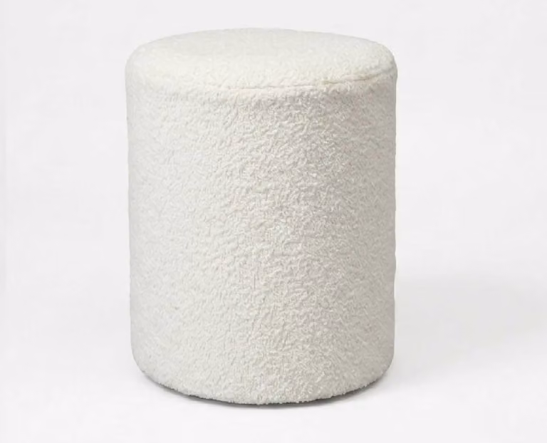 Pouf crema, design moderno, lusso. Sgabello poggiapiedi, pouf