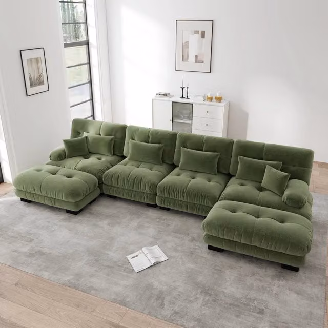 Divano angolare modulare a U OKWISH in velluto verde con pouf e cuscini, design moderno e reversibile L: 406 cm, P: 145.5 cm, H: 81 cm