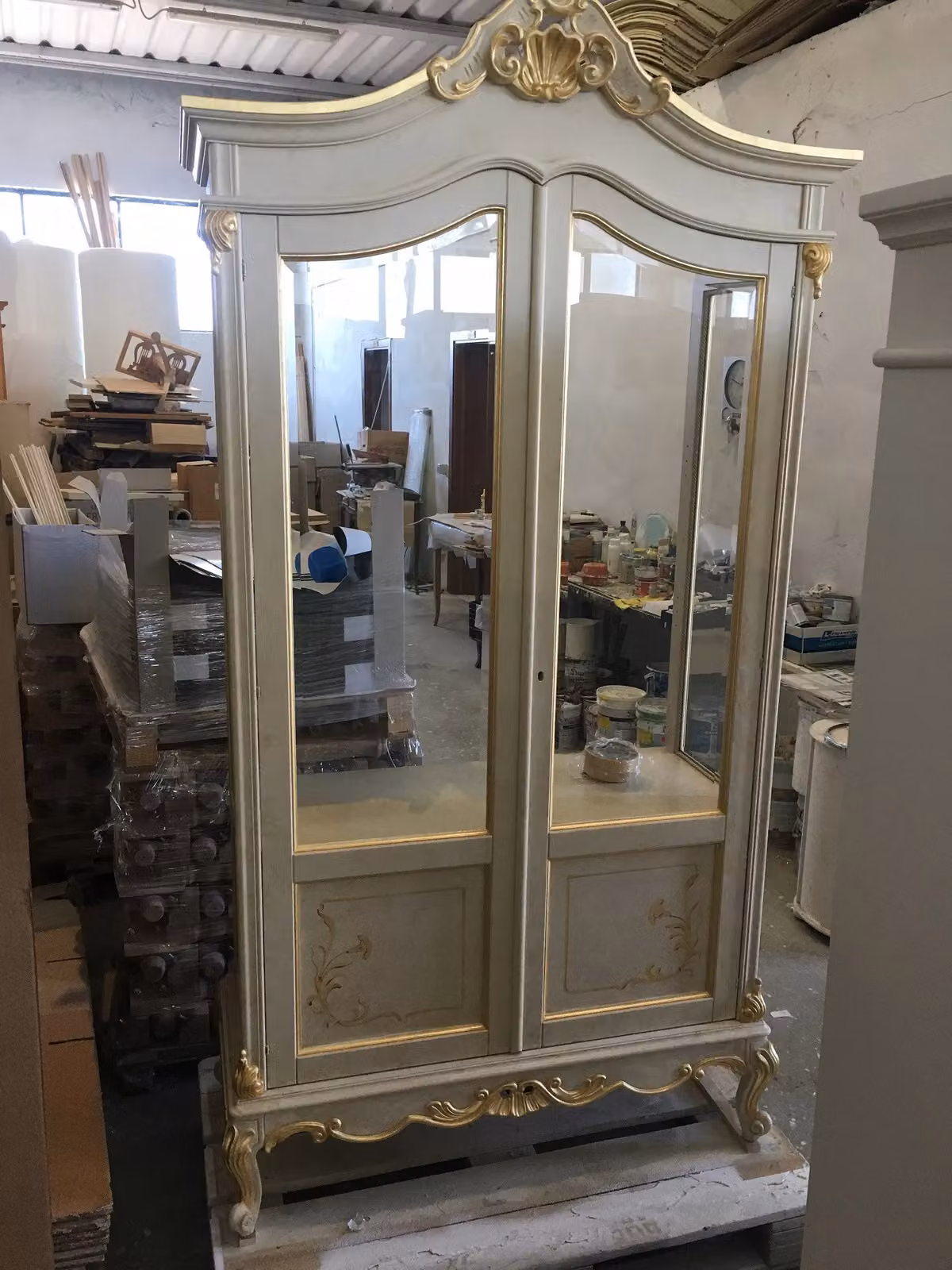 Vetrina in legno con ante in vetro stile Impero Mobili 2G finitura bianco e oro L: 114 cm, P: 46 cm, H: 217 cm – 2
