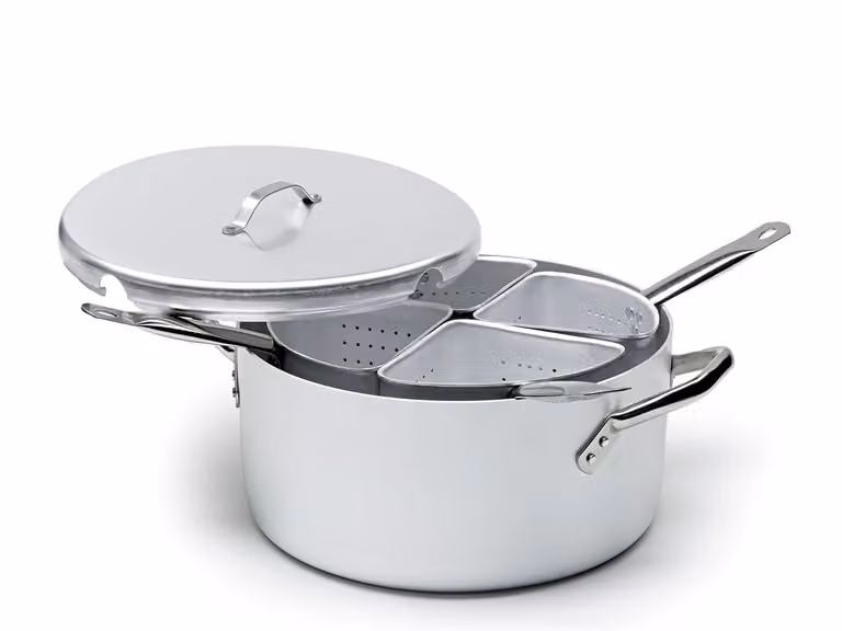 Casseruola in alluminio con maniglie in acciaio inox con quattro colapasta a spicchi e coperchio, diam. 50cm