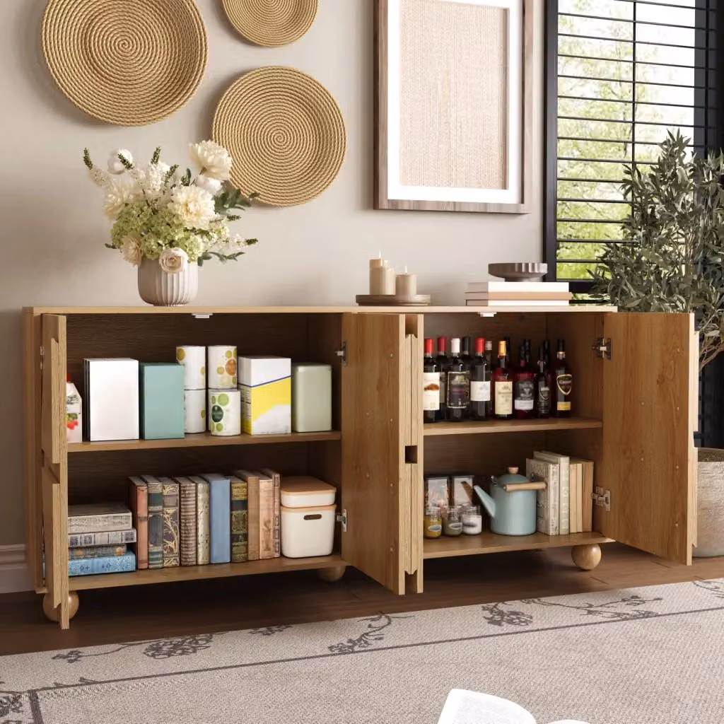 Credenza moderna in MDF e pino naturale color marrone con quattro ante e design geometrico, L: 160 cm, P: 38 cm, H: 76 cm – 2
