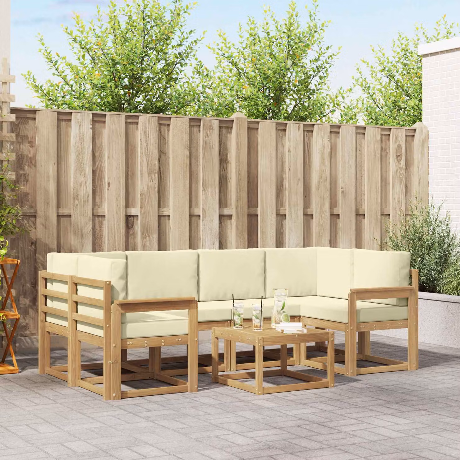 vidaXL Set di divani da esterno a L composto da 7 pezzi in legno di acacia con cuscini, colori bianco, beige e marrone