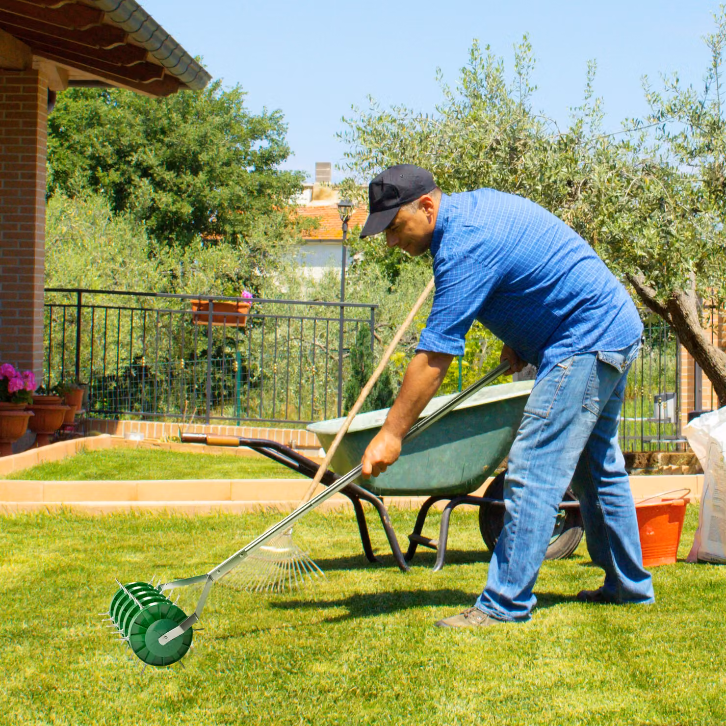 Rullo aeratore manuale per prato Outsunny con punte e manico smontabile in tre pezzi, Verde – 2